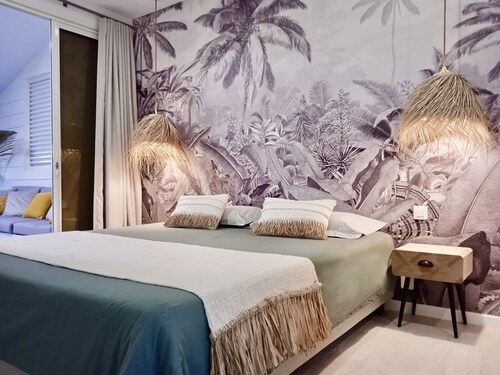 Independent 1BR Apartment, 5 min walk to the beach, restaurants and shops