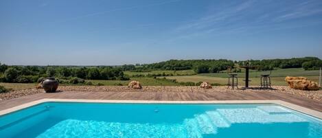 Una piscina al aire libre, una piscina climatizada