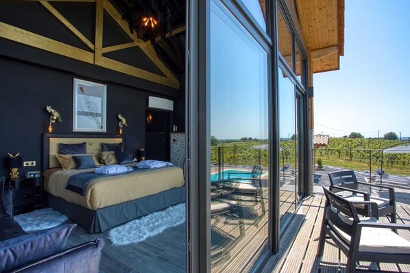 1 室のベッドルーム、セーフティボックス (室内)、デスク、アイロン / アイロン台