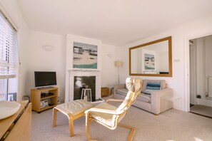 TV, caminetto, lettore DVD, libri