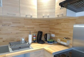 Réfrigérateur, micro-ondes, four, cafetiÚre/bouilloire