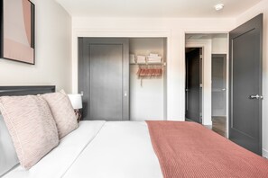 1 bedroom, iron/ironing board, WiFi, bed sheets - Deluxe San Mateo 1BR w/ Pool, Gym & W/D, nr Caltrain, by Blueground (North Bay)