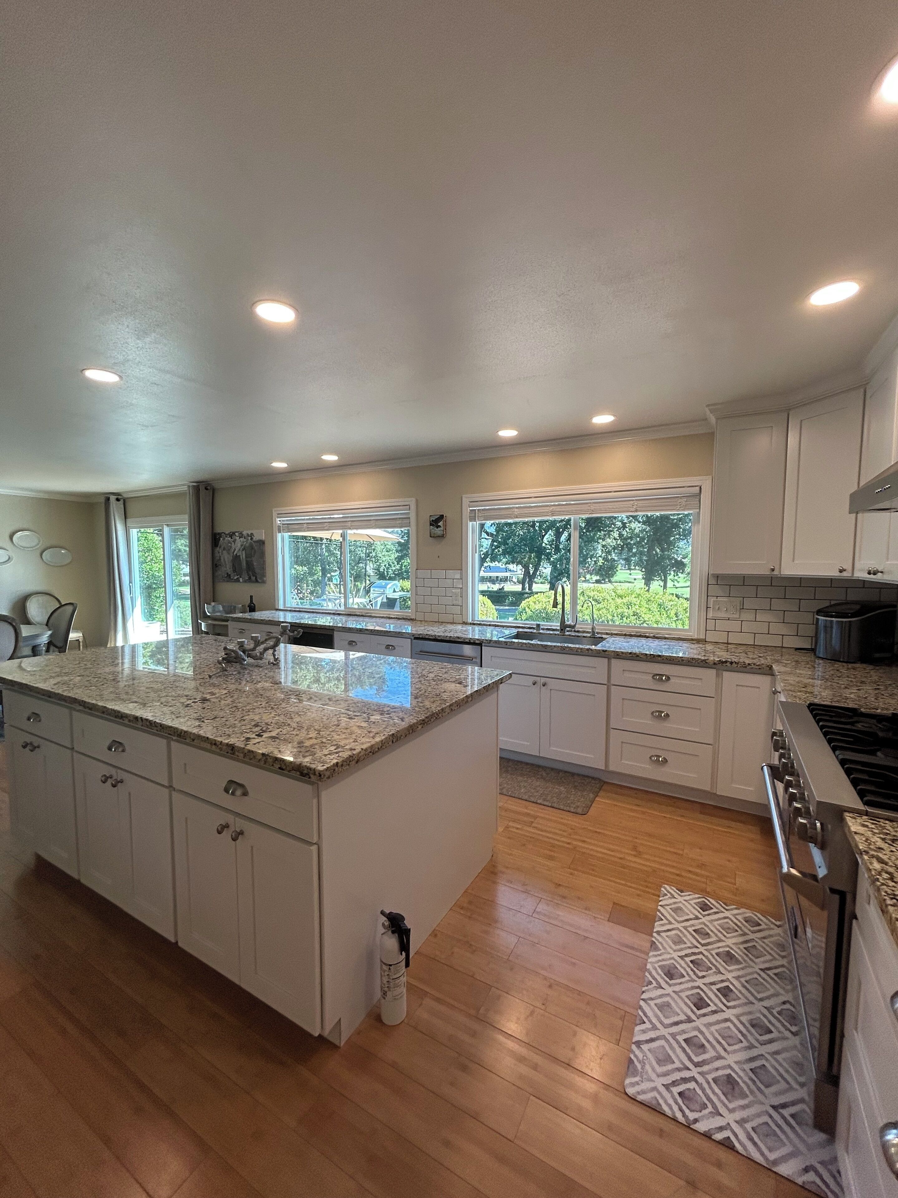 R éfrigérateur, micro-ondes, four, plaque de cuisson