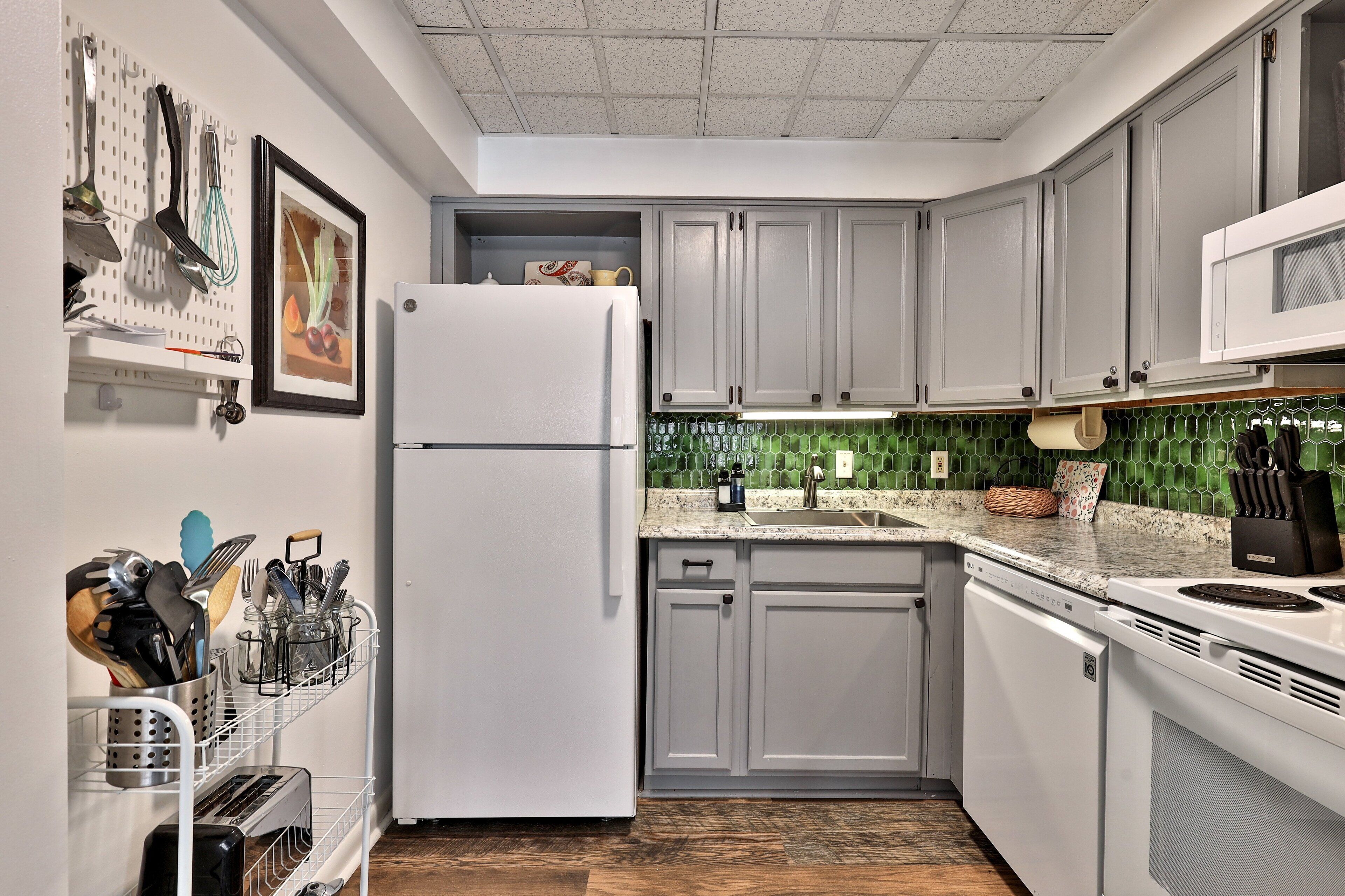 Kühlschrank, Mikrowelle, Ofen, Herdplatte