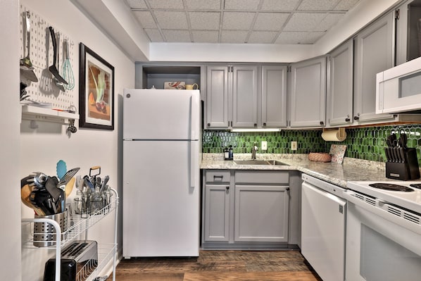 Réfrigérateur, micro-ondes, four, plaque de cuisson