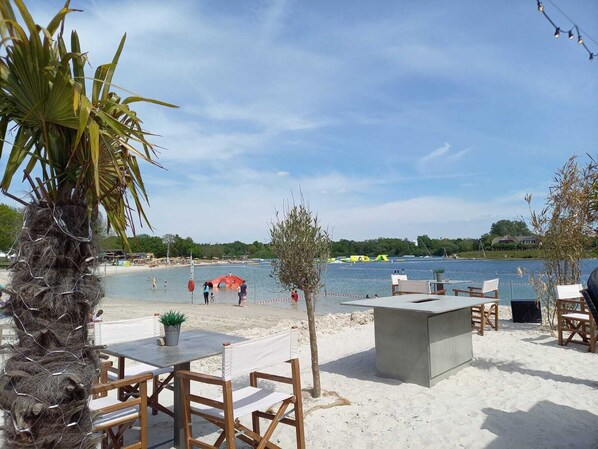 Plage à proximité, chaises longues