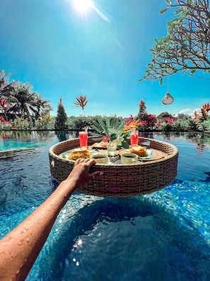 Una piscina al aire libre