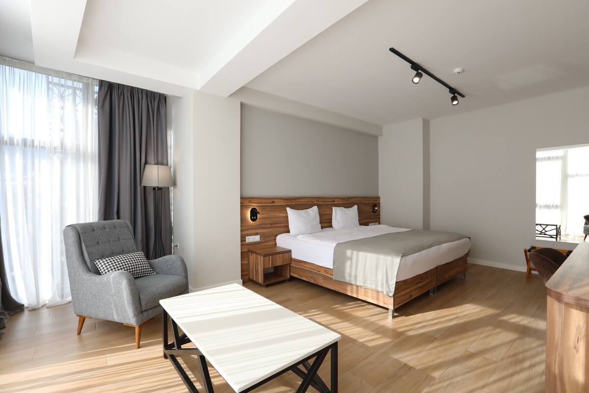 Deluxe Room | In-room safe, desk, laptop workspace, soundproofing