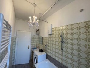 Dusche, Haartrockner, Handtücher