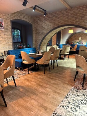 S'hi serveixen esmorzars, dinars i sopars 