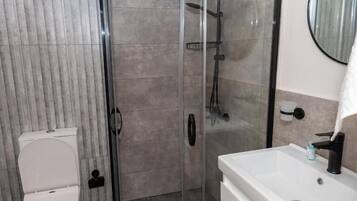 Ducha, artículos de tocador gratuitos, secador de pelo, batas