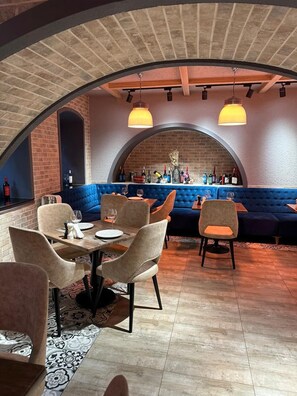 Petit déjeuner, déjeuner et dîner servis sur place