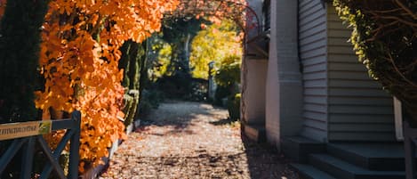 Un camino que lleva a una casa con un letrero que dice 'Luffington Cottage'.