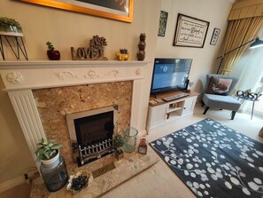 Smart TV, fireplace - Frankland - Emsworth 3 Bedroom (Emsworth)