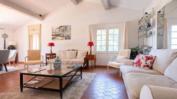 Televisie en een open haard