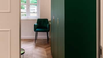 Familien-Suite | Minibar, Schreibtisch, laptopgeeigneter Arbeitsplatz, Babybetten