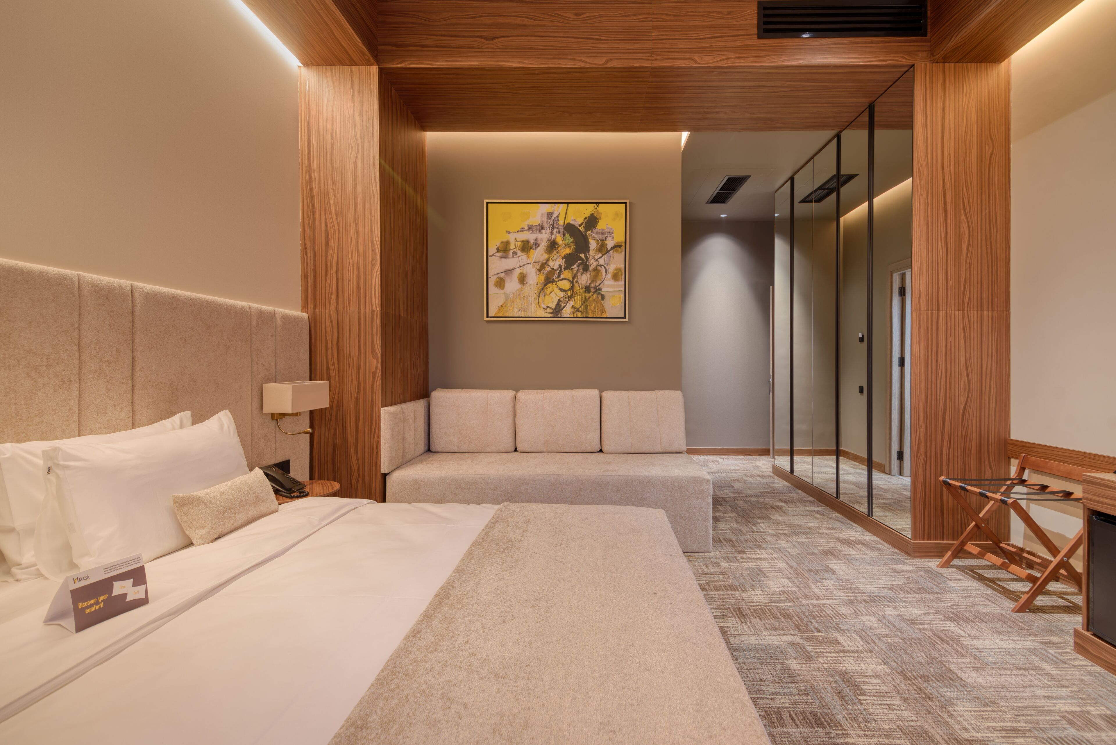 Superior Deluxe Room | Minibar, in-room safe, desk, laptop workspace