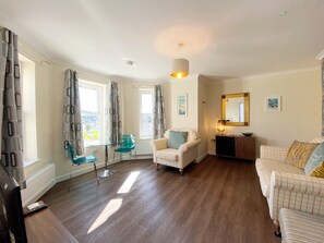 Smart TV - Spacious, one bedroom, pet friendly apartment with large terrace overlooking the town. (Torquay)