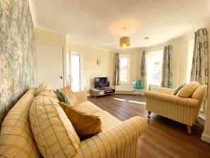Smart TV - Spacious, one bedroom, pet friendly apartment with large terrace overlooking the town. (Torquay)