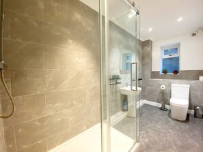 Shower, hair dryer, towels - Spacious, one bedroom, pet friendly apartment with large terrace overlooking the town. (Torquay)