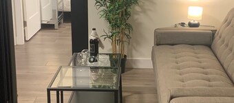 Modern, stylish, bright and peaceful 2 Bedroom New Suite. Fully licensed