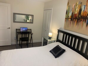 2 quartos, escrivaninha, ferros/tábuas de passar roupa, berço de viagem