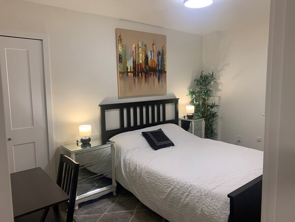 2 quartos, escrivaninha, ferros/tábuas de passar roupa, berço de viagem