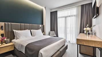 Brankas, meja kerja, tirai kedap cahaya, dan kedap suara