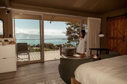 Tent Kānuka - Luxury Eco Glamping with your own electric Buggy