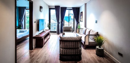 Premium Apartment | Living area | 43-inch flat-screen TV with cable channels, TV, Netflix