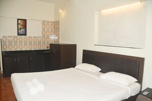 A hotel room with a bed, a wardrobe, and a small table. - Klase Homep (Arambol)