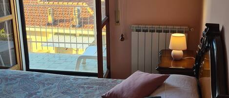 2 عدّة غرف نوم ومكواة/لوح كي وواي فاي وملاءات أسرّة