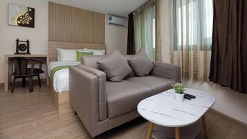 Caja de seguridad en la habitación y escritorio