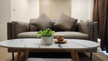 Deluxe Room | Living area | LED TV
