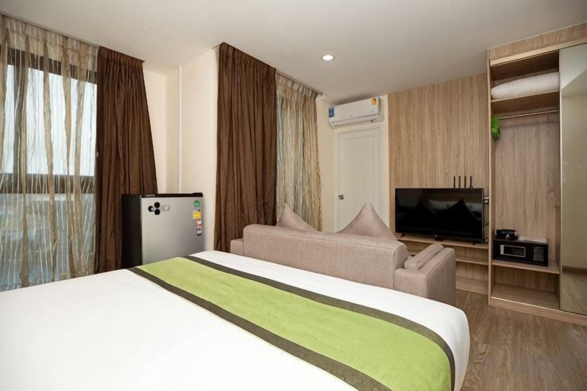 In-room safe, desk, iron/ironing board (on request), WiFi (free)