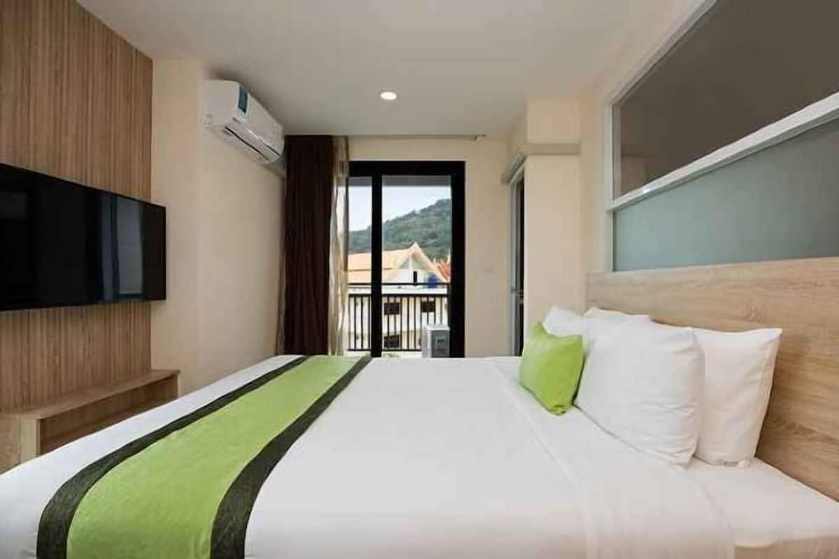 In-room safe, desk, iron/ironing board, free WiFi