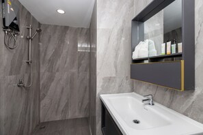 Suite Superior | Kamar mandi | Shower, kloset,  dan handuk
