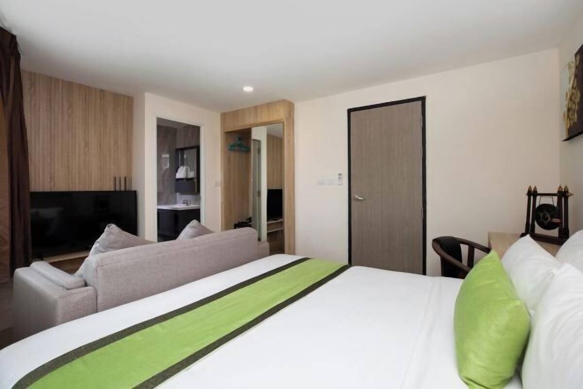 1 habitación, caja de seguridad en la habitación y escritorio