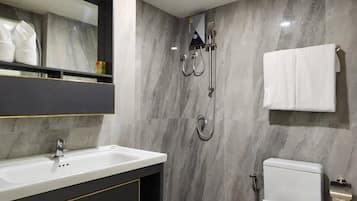 Habitación superior | Baño | Ducha, bidé y toallas