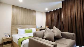 Deluxe Room | 1 bedroom, in-room safe, desk, iron/ironing board
