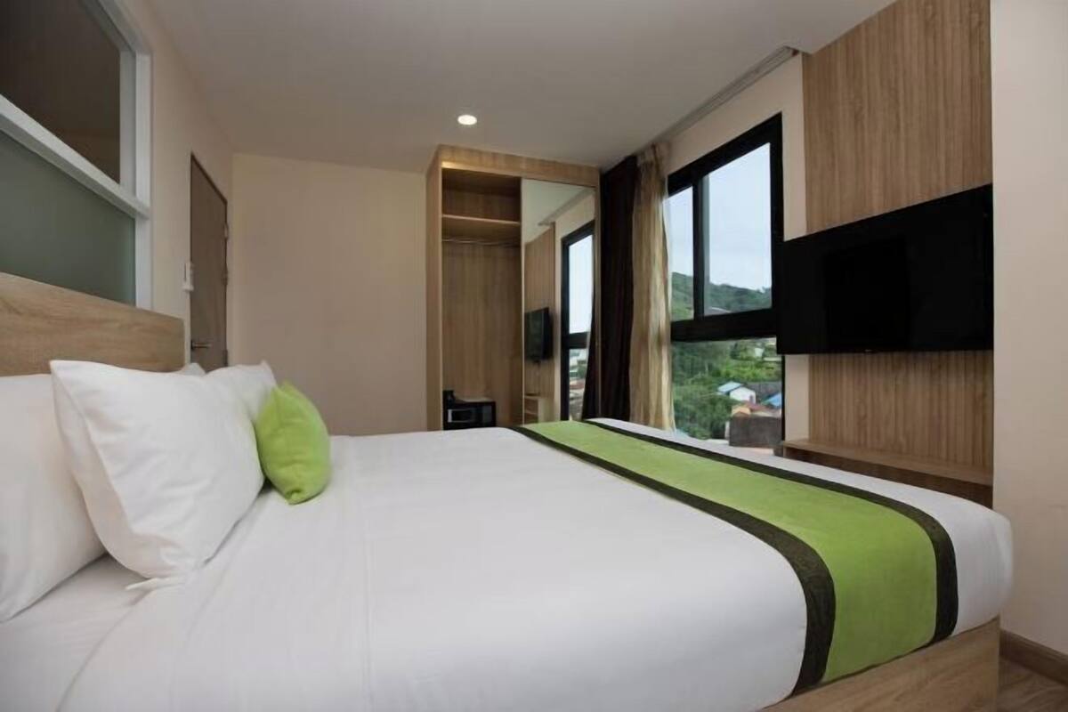 1 habitación, caja de seguridad en la habitación y escritorio