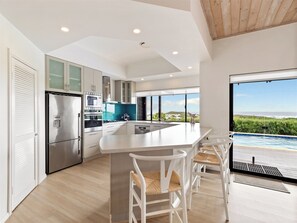 Mikrobølgeovn, ovn, kokeplater og oppvaskmaskin