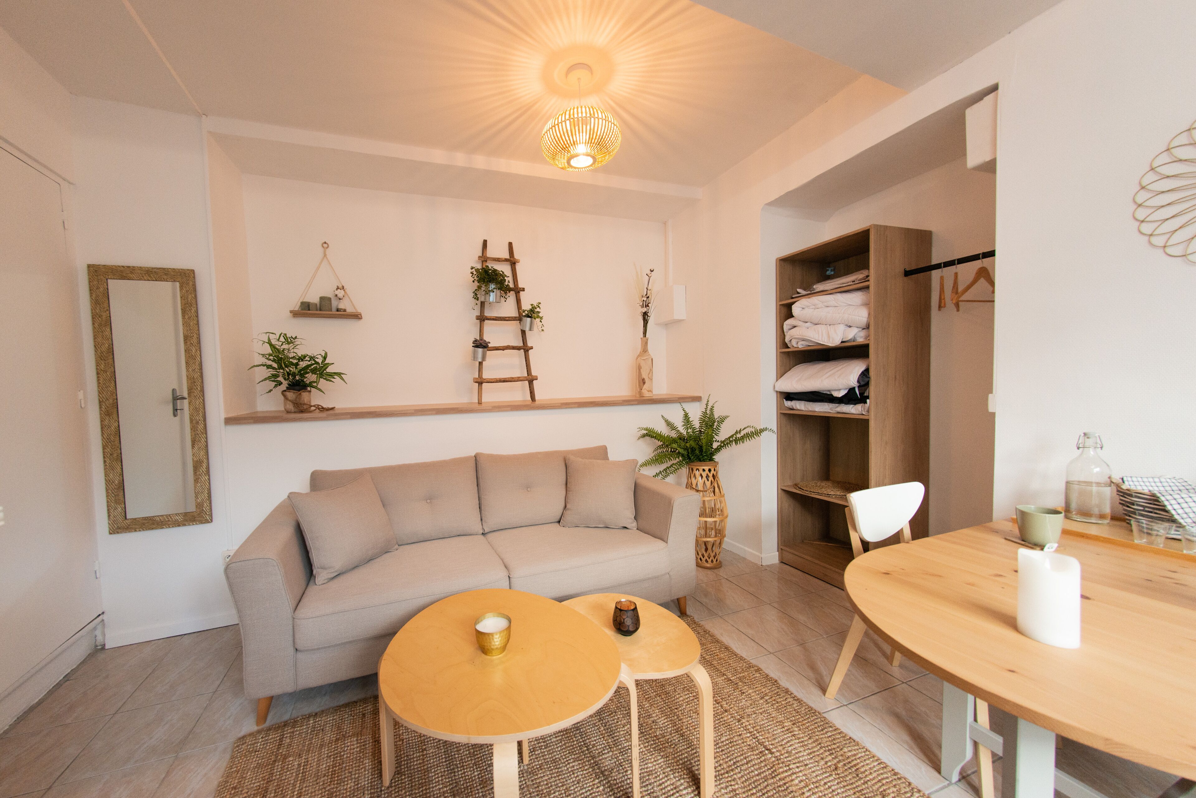 Smart-tv, een videogameconsole, een dvd-speler en boeken