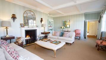 Smart TV, fireplace, ping pong, books