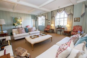 Smart-TV, Kamin, Tischtennisplatte, Bücher