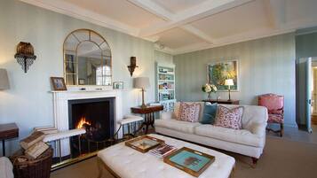 TV connectée, cheminée, table de tennis de table, livres