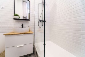 Dusche, Haartrockner, Handtücher