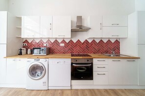 Een koelkast, een microgolfoven, een oven, een kookplaat