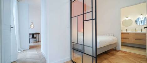 2 bedrooms, desk, iron/ironing board, WiFi