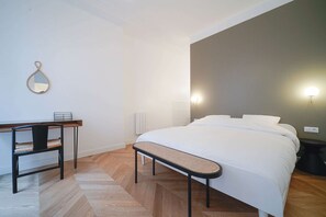 2 habitaciones, escritorio, tabla de planchar con plancha y wifi